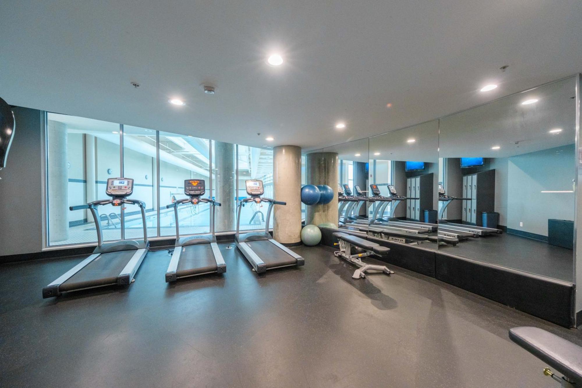 Central 1-Bedroom Apartment With Pool, Jacuzzi & Sauna Vancouver Exterior foto