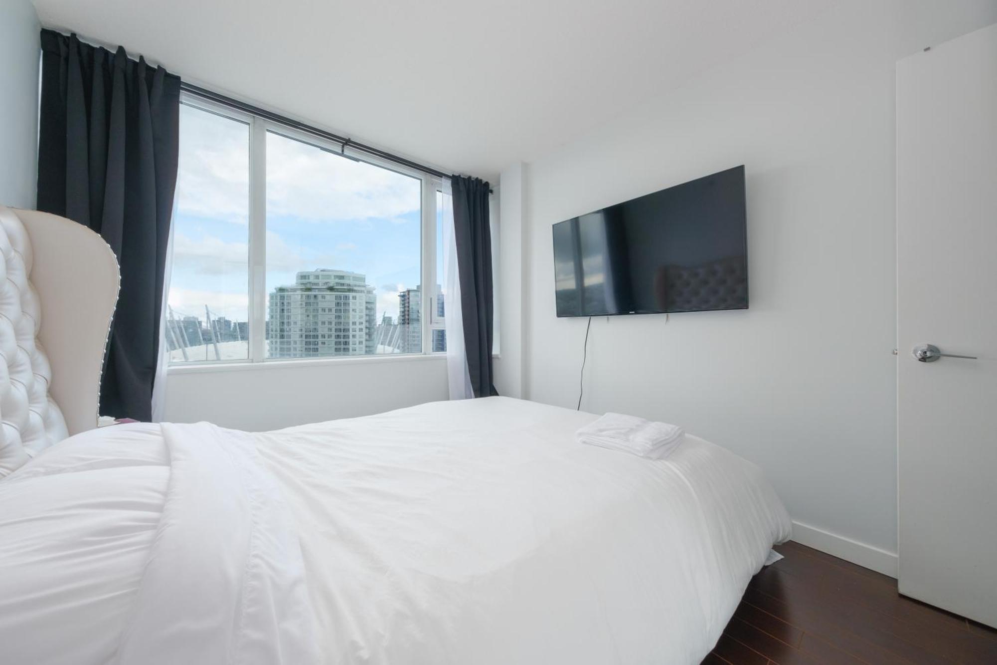Central 1-Bedroom Apartment With Pool, Jacuzzi & Sauna Vancouver Exterior foto
