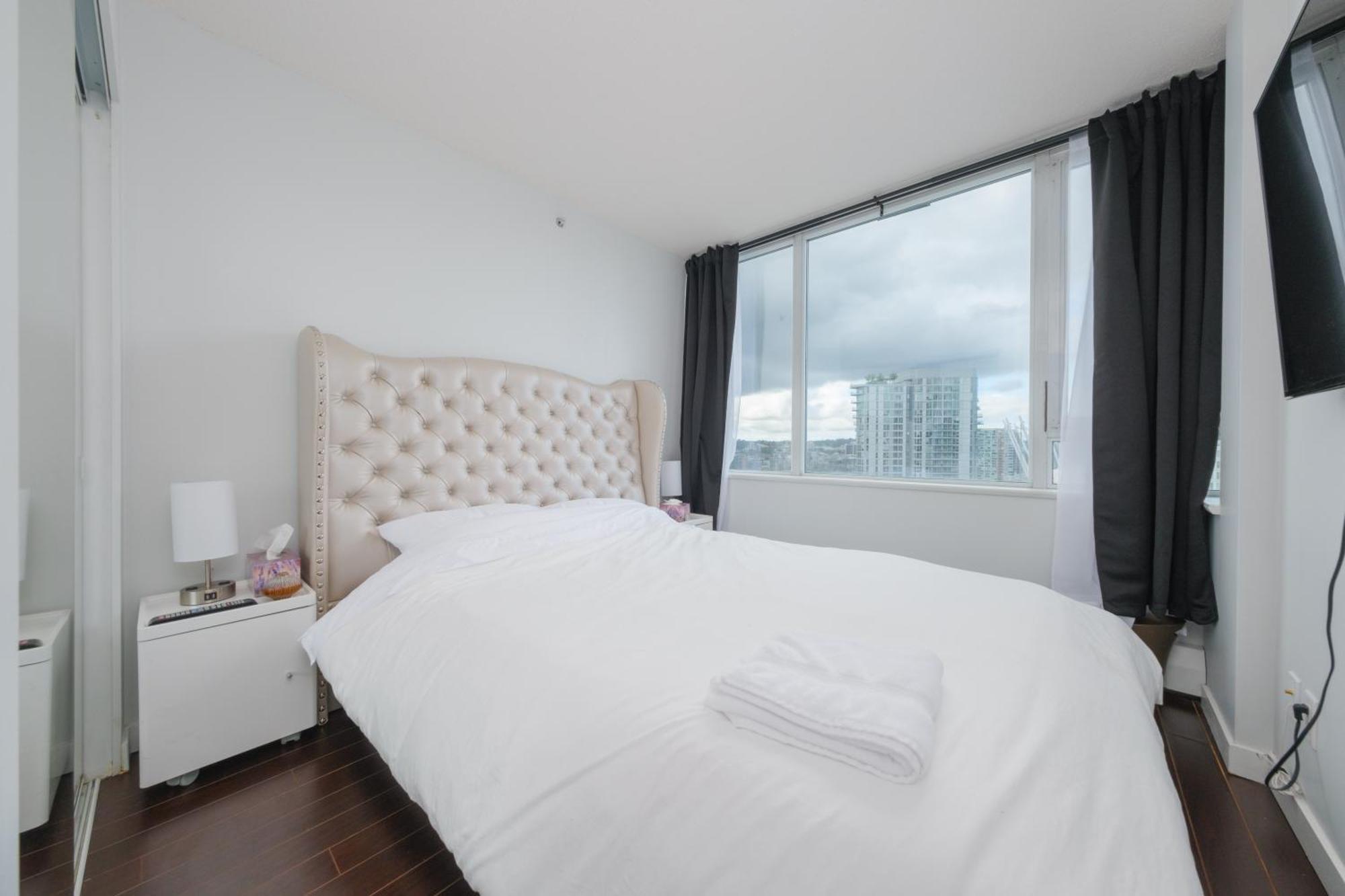 Central 1-Bedroom Apartment With Pool, Jacuzzi & Sauna Vancouver Exterior foto