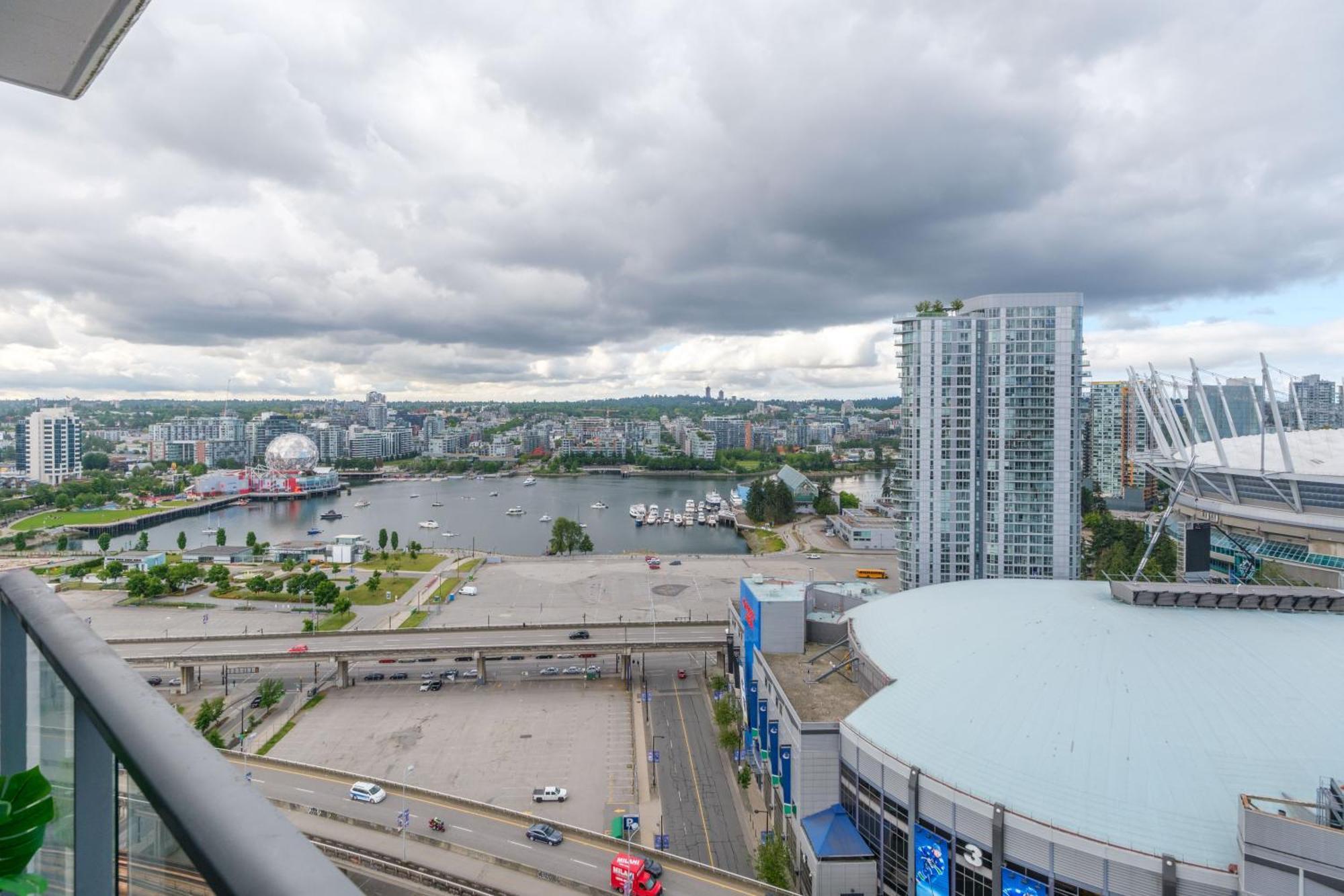 Central 1-Bedroom Apartment With Pool, Jacuzzi & Sauna Vancouver Exterior foto