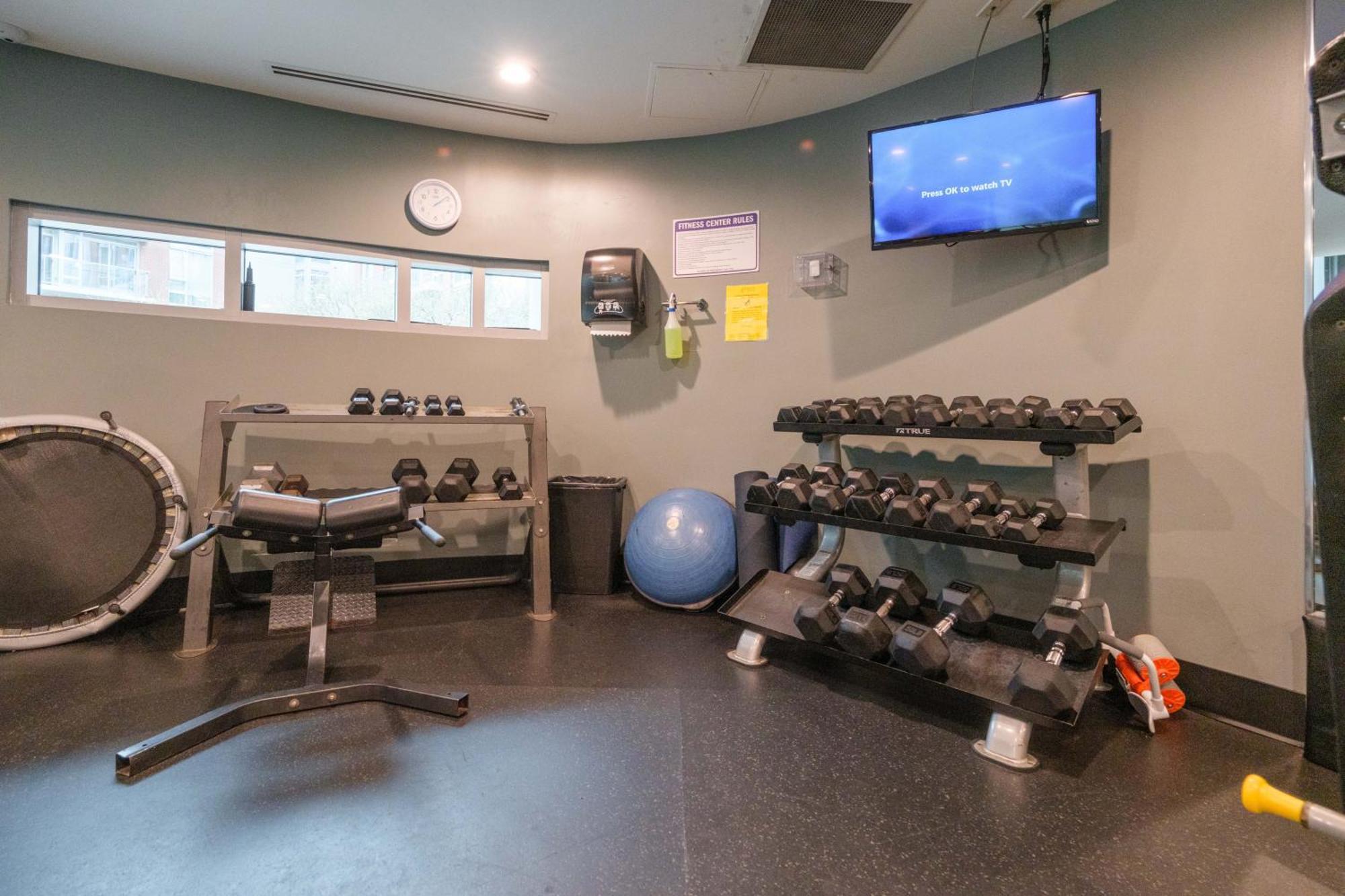 Central 1-Bedroom Apartment With Pool, Jacuzzi & Sauna Vancouver Exterior foto