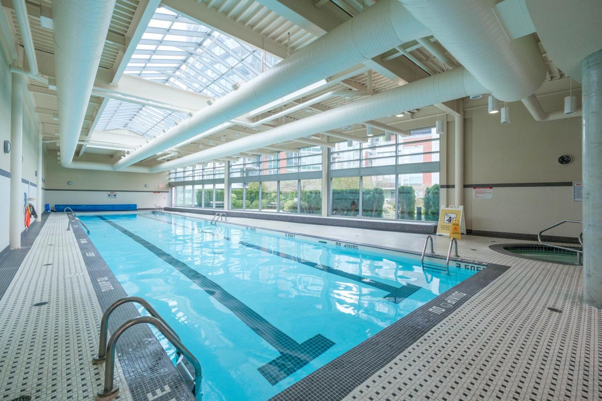 Central 1-Bedroom Apartment With Pool, Jacuzzi & Sauna Vancouver Exterior foto