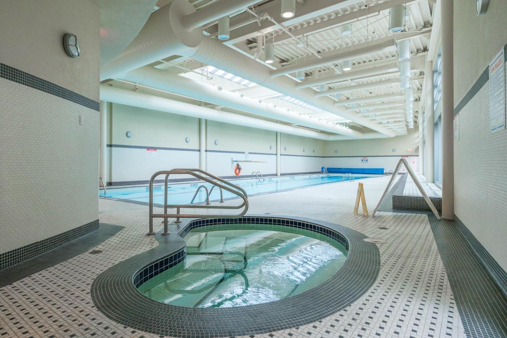 Central 1-Bedroom Apartment With Pool, Jacuzzi & Sauna Vancouver Exterior foto