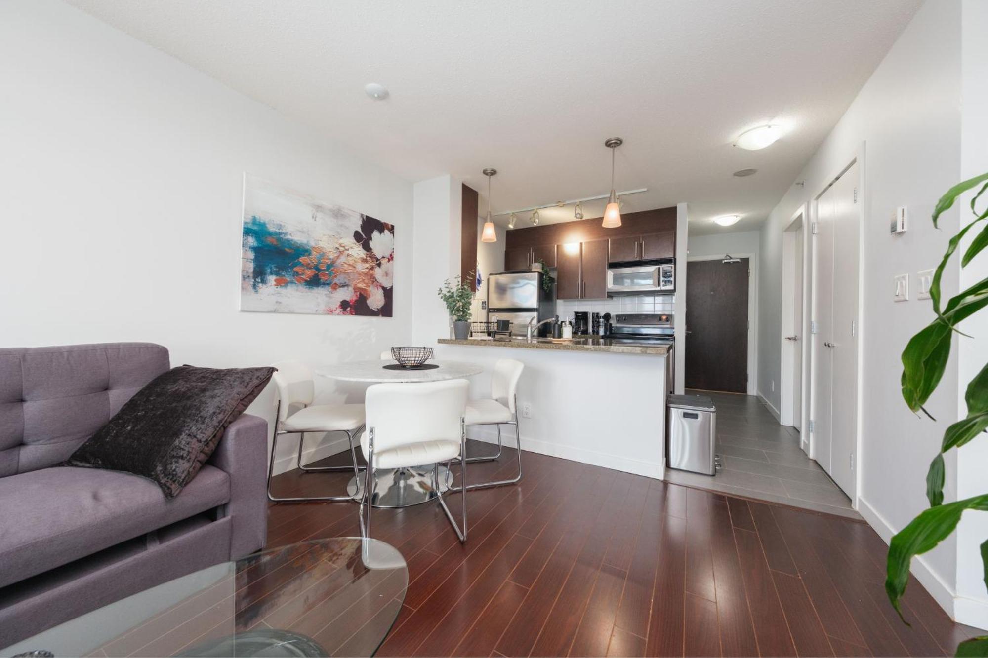 Central 1-Bedroom Apartment With Pool, Jacuzzi & Sauna Vancouver Exterior foto